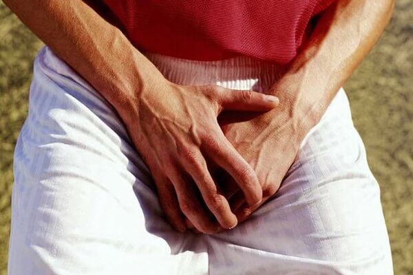 bir erkeğin testislerinde ağrı