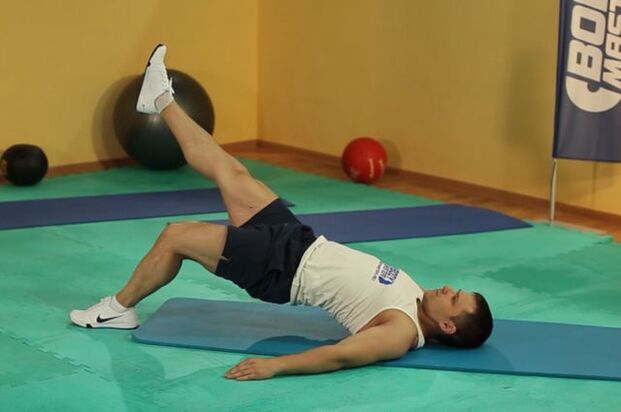 Bir erkekte gücü düzenlemek için Gluteal köprü egzersizi yapın